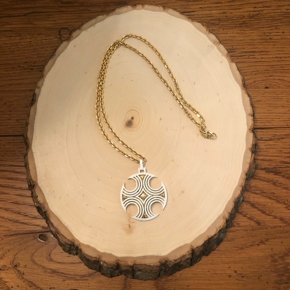 🌸VTG Trifari Circular White and Gold Pendant Necklace - Picture 7 of 9